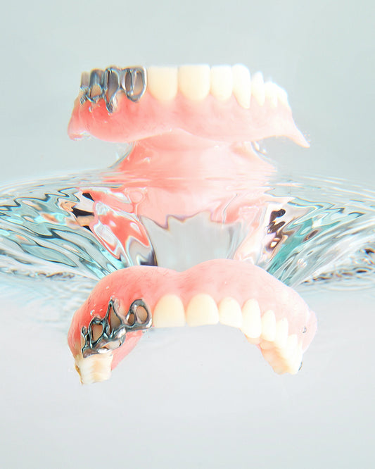 ¿Cómo limpiar tus grillz? Guía definitiva para mantener tu joya dental brillante y segura